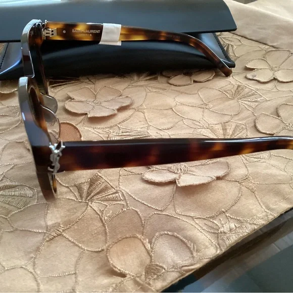 NEW 100% Authentic Saint Laurent YSL Sunglasses SL M28 005  display picture 3